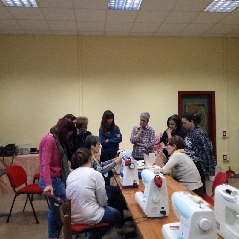 un gruppo di partecipanti al corso assiste la dimostrazione di Rosetta