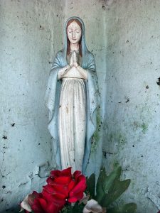 Bosco dei Ronchi, Madonna in preghiera, statuetta nell'edicola al Bosco dei Ronchi
