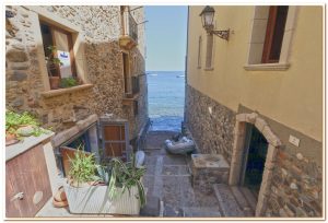 Chianalea-vicolo-con-gommone
