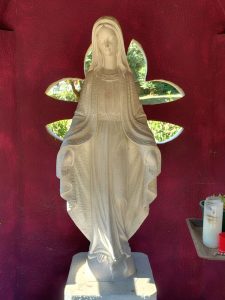 Chiesa di San Pietro in Canazza, statuetta di Madonna con Bambino in nicchia nel giardino della Chiesa