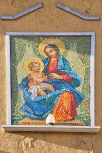 Corso Giuseppe Garibaldi 155-157, Madonna in Trono con Bambino, mosaico all'esterno 