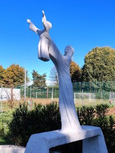 Chiesa di San Pietro in Canazza, Statua di Madonna con Bambino all'esterno della Chiesa