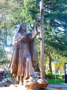 Chiesa di Santa Teresa del Bambino Gesù, Statua esterna alla Chiesa