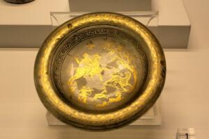 coppa in vetro con decorazioni in lamina d'oro, proveniente dalla necropoli di Varapodio di Oppido Mamertina (RC)