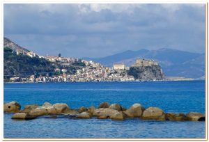 il-castello-Aragonese-e-la-Chianalea-visti-da-Favazzina