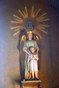 Chiesa di Sant'Erasmo, statua su piedistallo di Madonna con Bambino 