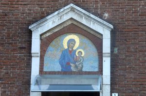 Chiesa del Bambin Gesù, Madonna don Bambino, mosaico presso la Chiesa