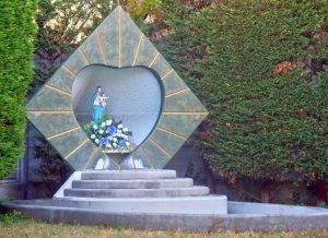 Chiesa dei Santi Magi di via Olmina, Statua nel giardino a lato della Chiesa 