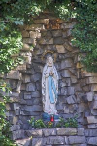 Chiesa del Santissimo Redentore in via Barbara Melzi, statua della Madonna in nicchia nel giardino