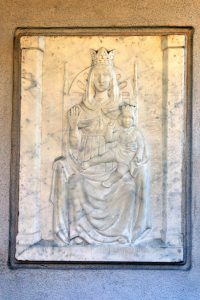 via Carlo dell'Acqua 5, Madonna in Trtono con Bambino, bassorilievo in marmo all'esterno del civico