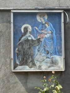 via Ciro Menotti 208, dipinto in cornice a lato della Cascina Flora e dell'Oratorio di Santa Teresa d'Avila
