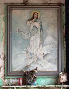 via Elba 13, Madonna Assunta in Cielo, dipinto nel porticato del cortile interno 