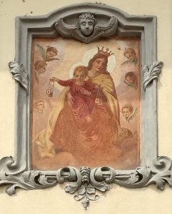 via Filippo Corridoni 11, affresco di Madonna con Bambino, esterno primo piano