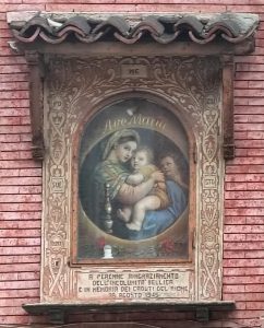 via San Bernardino 25, dipinto di Madonna con Bambino in teca 
