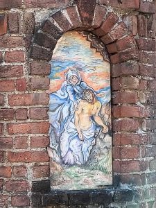 Chiesa di Santa Teresa del Bambino Gesù, dipinto sul muro esterno all'angolo tra via Santa Teresa e via Canova 