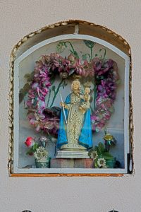 via Della Vittoria 80, statuina della Madonna della Luce di Palermiti, in edicola nel cortile 